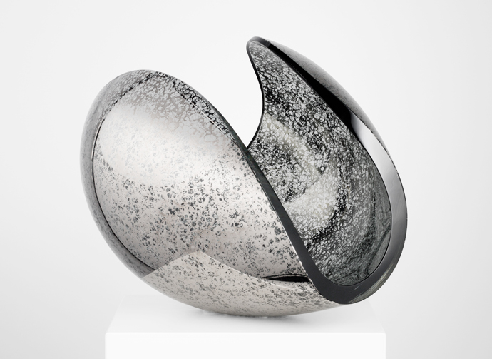 Planet Smokey Topas. Unique crystal bowl designed by Lena Bergström. Orrefors 2016.